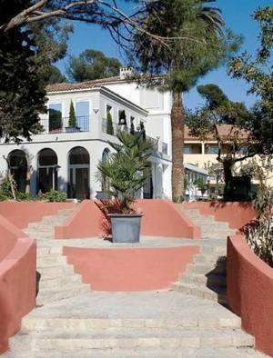Le Chateau Des Artistes Cannes Bilik gambar
